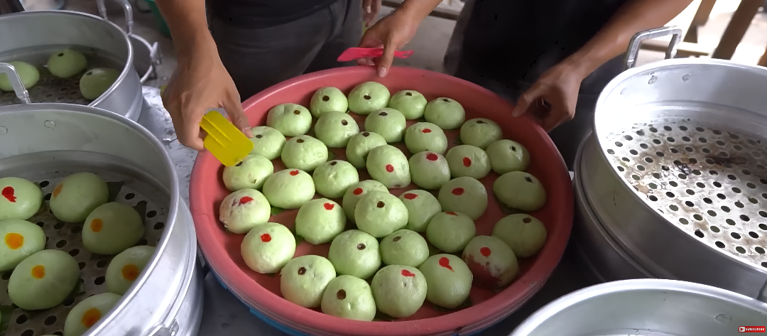 Bakpao Hijau Mas Wahyu Semarang: Viral Cuma Rp1.500 an, Isiannya Lumer!